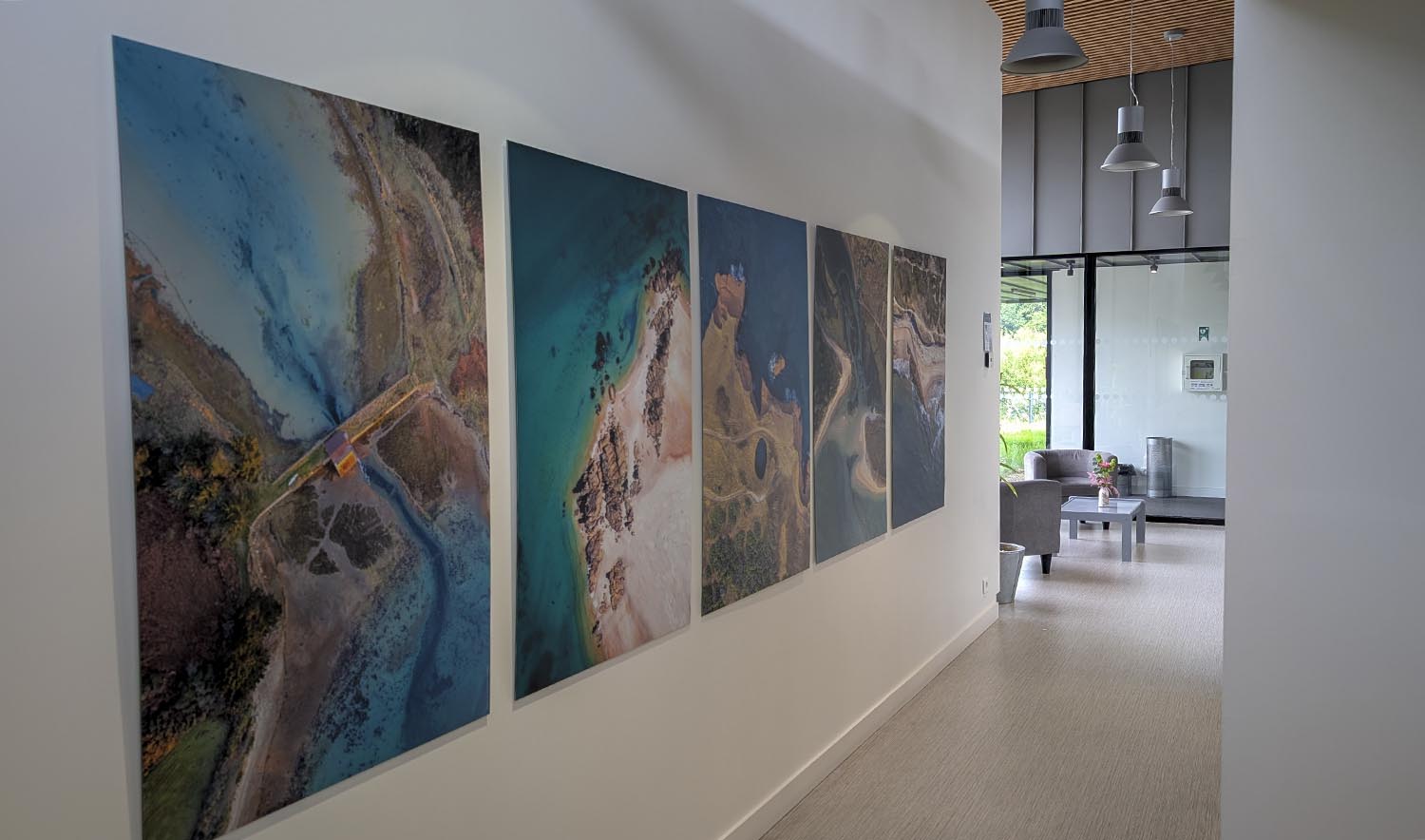 Exposition de photographies par drone de la Côte de Granit Rose à Quintin