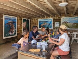 Préau des gîtes de l'île Milliau avec des photographies de l'île Milliau et de l'île Molène