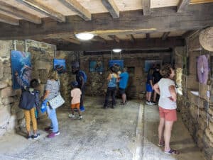 Salle d'exposition de l'île Milliau, photographie en drone des Côtes du Trégor